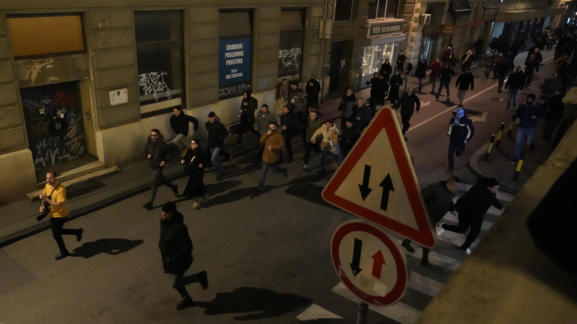 В Белграде протестующие закидали камнями отделение правящей партии
